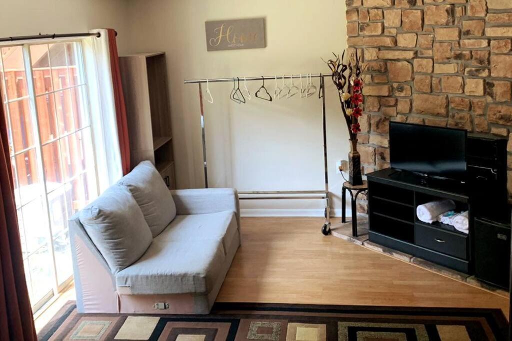 Modern Comfort Stays Alexandria Exterior photo
